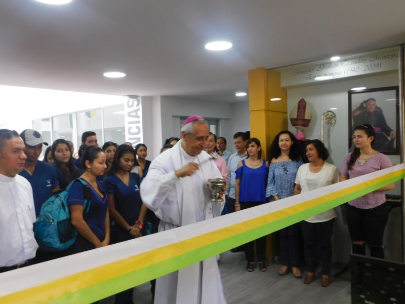 El SeÃ±or Obispo de la DiÃ³cesis del Espinal Bendice nuestras renovadas instalaciones