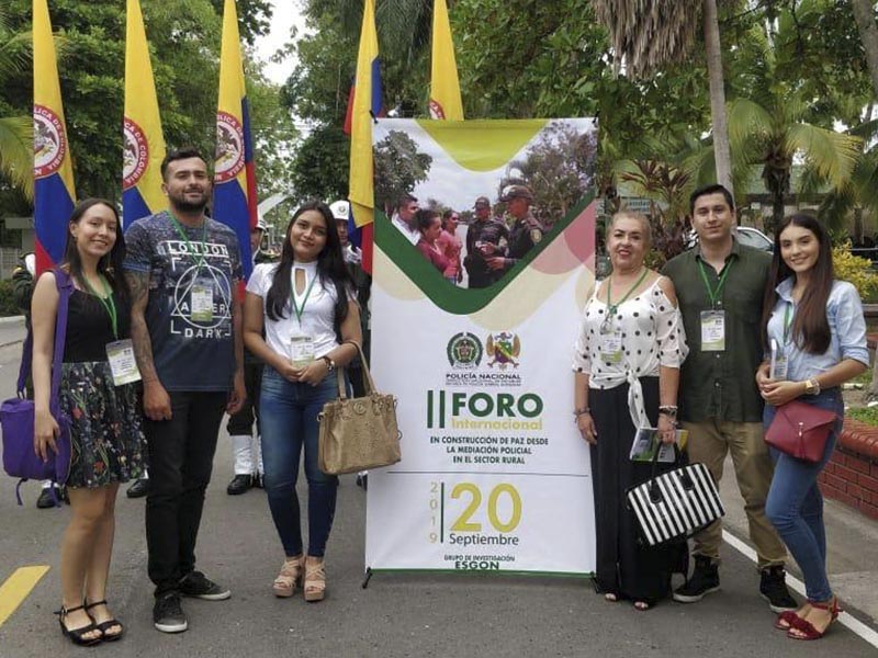 ESTUDIANTES DE NUESTRO PROGRAMA DE LICENCIATURA EN LENGUA EXTRANJERA - INGLÃS PARTICIPAN EN EL SEGUNDO FORO INTERNACIONAL DE CONSTRUCCIÃN DE PAZ