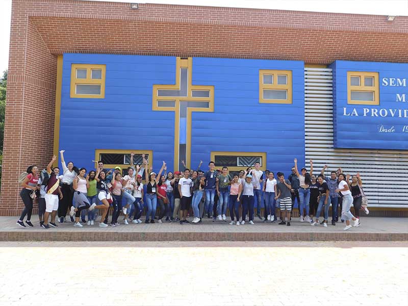 FUNDES DA LA BIENVENIDA A SUS NUEVOS ESTUDIANTES